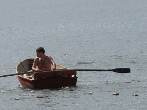 Спасатель-доброволец во время дежурства на пляже